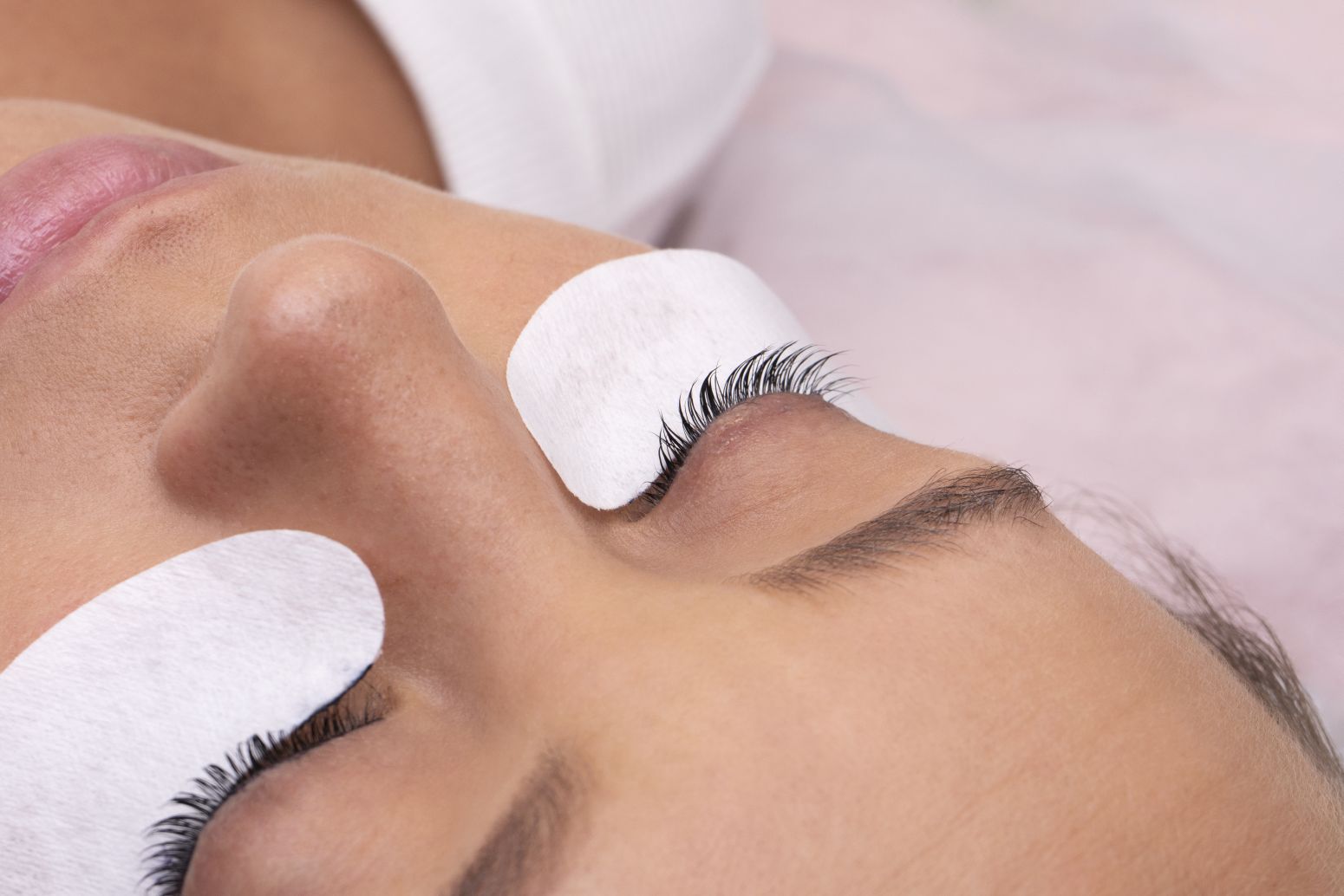 Lifting rzęs czy przedłużanie Co wybrać, aby uzyskać naturalny efekt