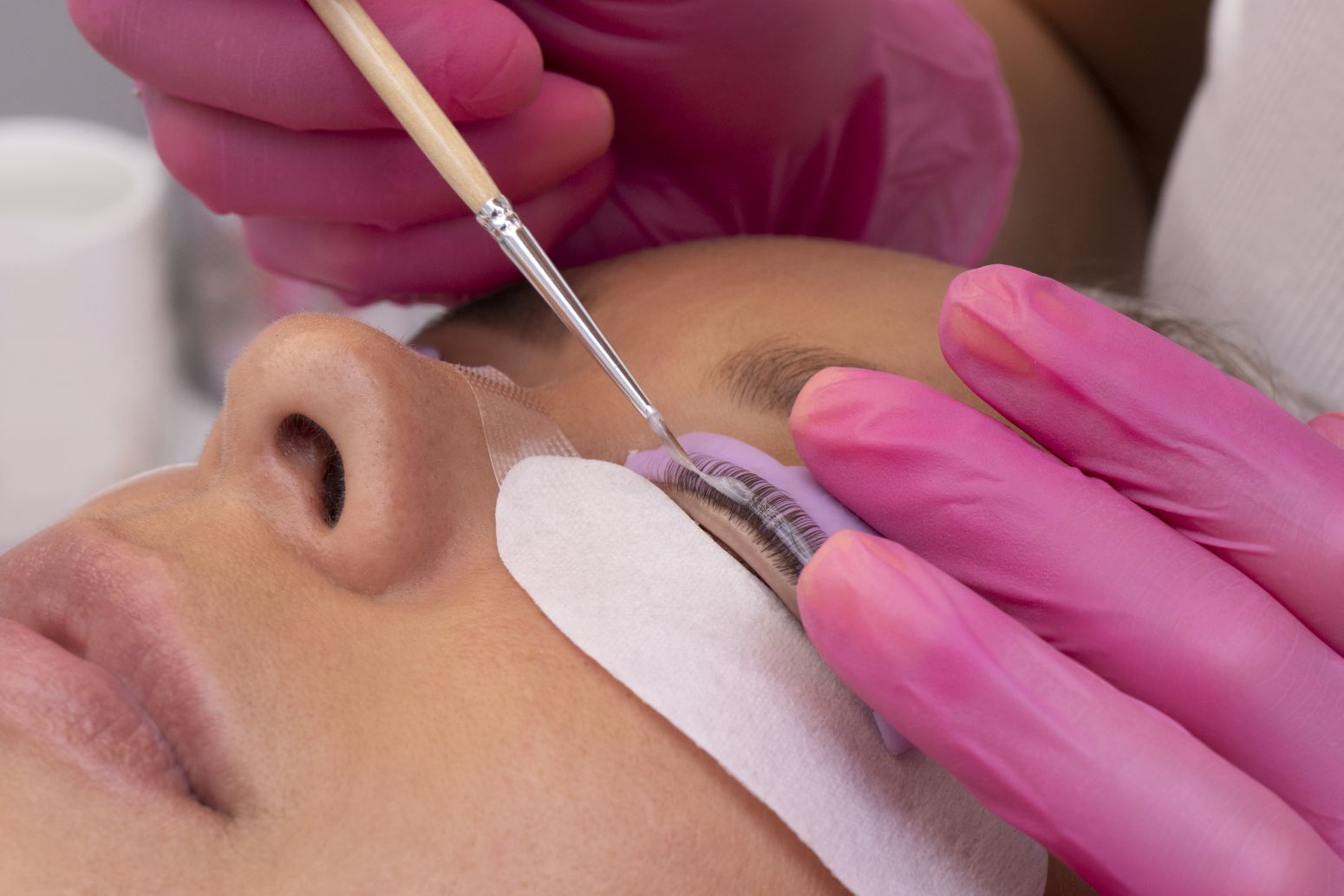 Jak dbać o rzęsy po liftingu i brwi po laminacji? Najważniejsze zasady pielęgnacji