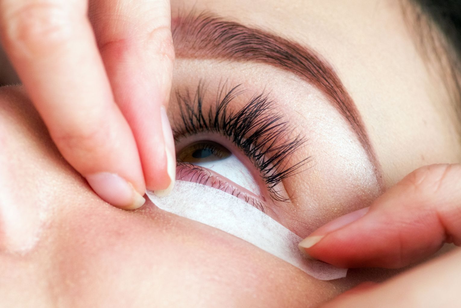 Lifting rzęs i laminacja brwi – błędy, przez które efekt zamiast zachwycać zaczyna rozczarowywać