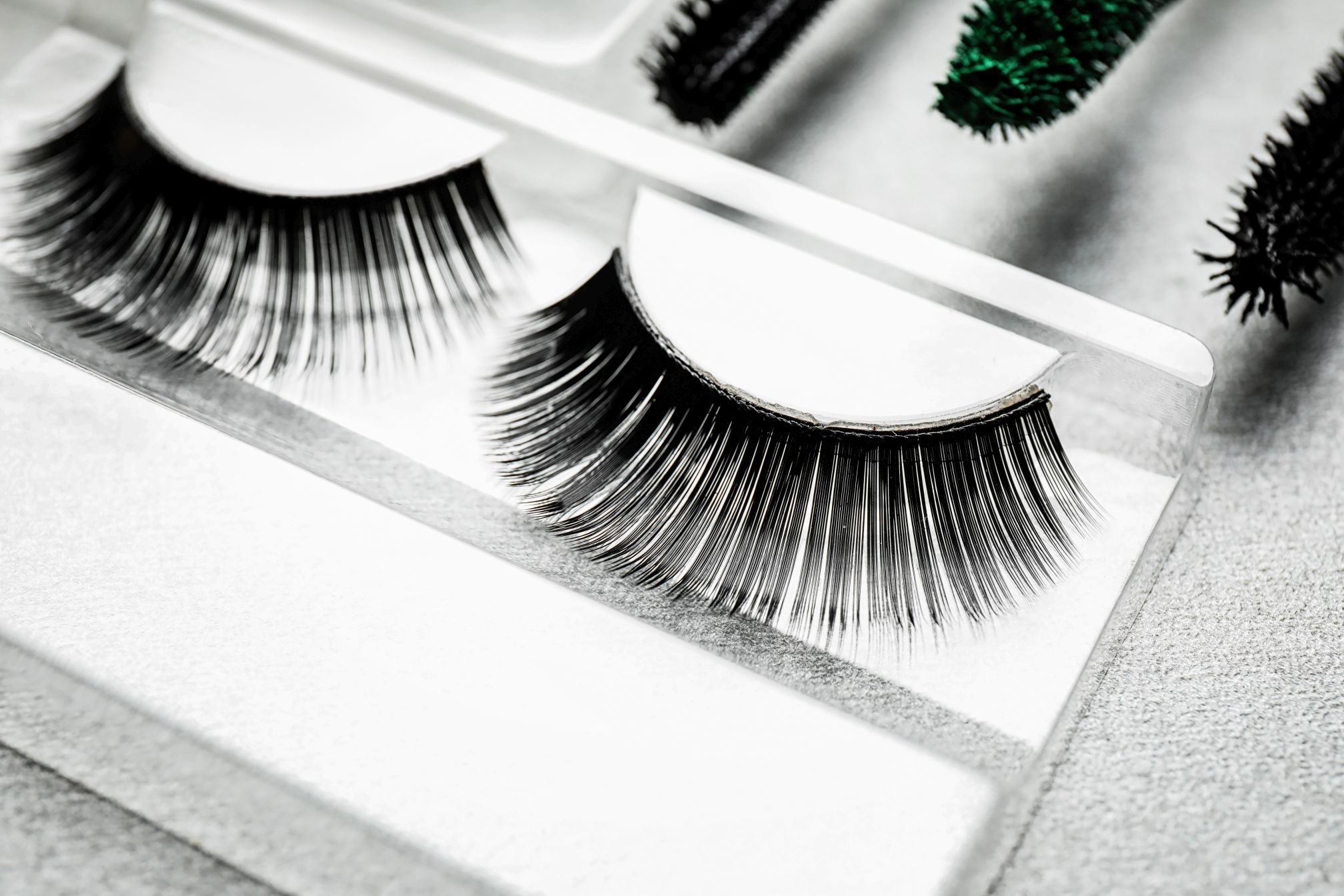 Jak przykleić, myć i zdjąć sztuczne rzęsy? Kobiecy poradnik bez stresu